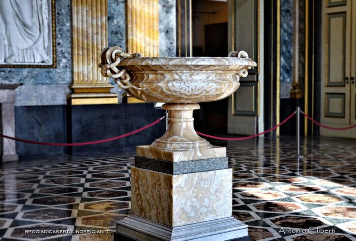 Reggia di Caserta - sala di marte - arredi tazza