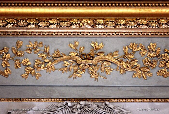 Reggia di Caserta - sala di marte - soffitto affresco stile impero dettaglio stucchi