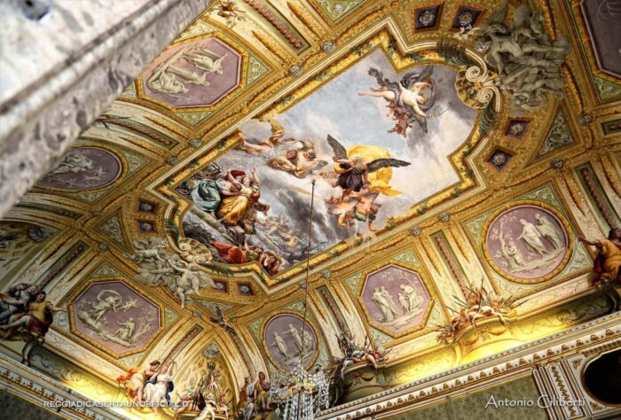Reggia di Caserta sala dove si spoglia il re sala dell inverno affresco soffitto