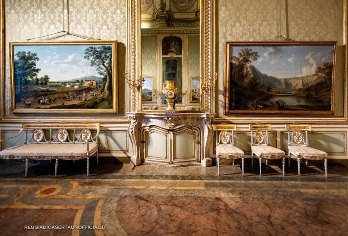 Reggia di Caserta sala dove si spoglia il re sala dell inverno arredi caminetto (ENG: winter room )