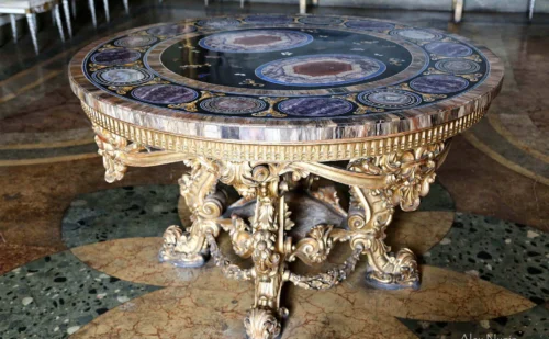 Reggia di Caserta sala dove si spoglia il re sala dell inverno tavolo neobarococ con piano in pietra dura