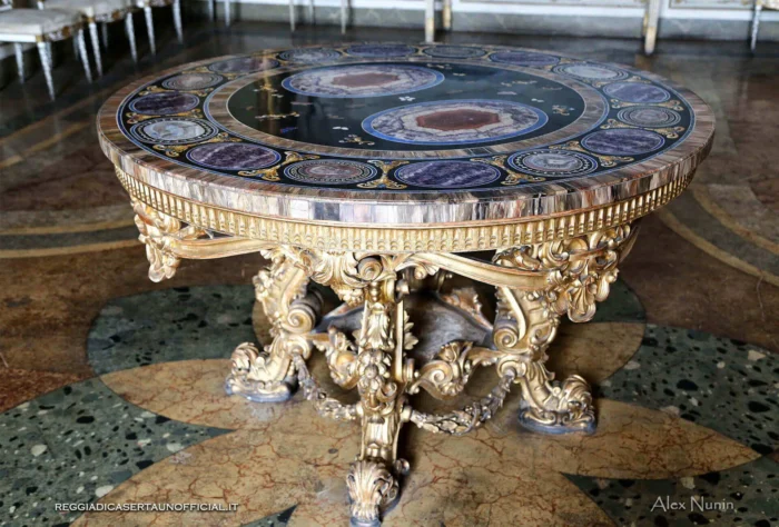 Reggia di Caserta sala dove si spoglia il re sala dell inverno tavolo neobarococ con piano in pietra dura