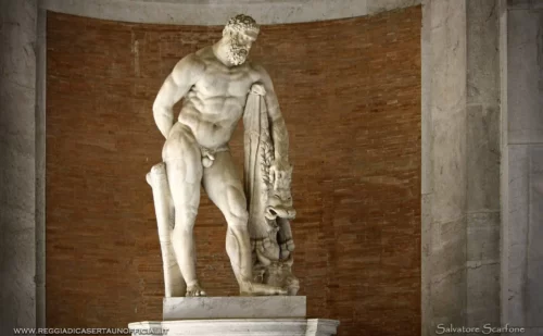 Statua di Ercole. Dietro vi è l'ingresso al Teatro di Corte.