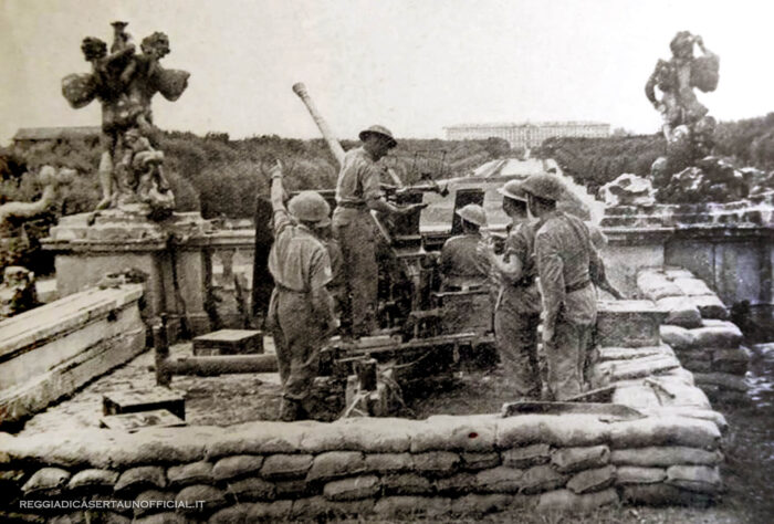 Reggia Di Caserta Seconda Guerra Mondiale Soldati Sulla Fontana Di Eolo, Reggia di Caserta Unofficial