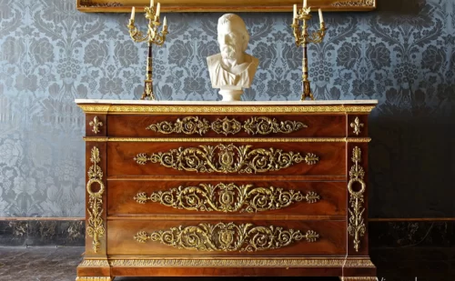 Reggia di Caserta stanza da letto di re francesco ii arredi mobili comò commode stile impero bronzi dorati mogano