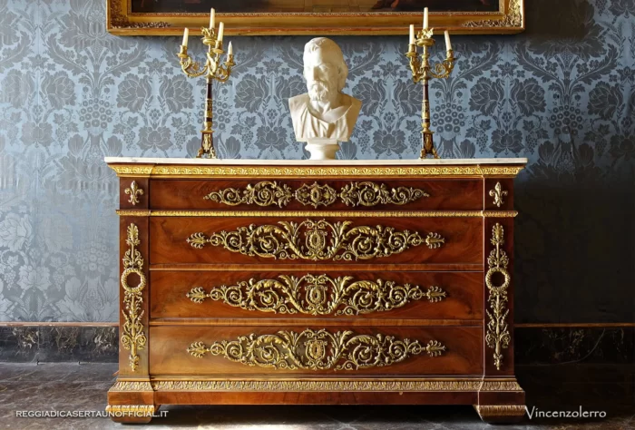 Reggia di Caserta stanza da letto di re francesco ii arredi mobili comò commode stile impero bronzi dorati mogano