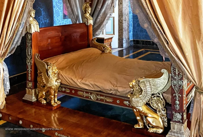 Reggia di Caserta stanza da letto di re francesco ii arredi mobili stile impero bronzi dorati mogano letto dettaglio 2