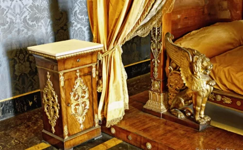 Reggia di Caserta stanza da letto di re francesco ii arredi mobili stile impero bronzi dorati mogano letto dettaglio