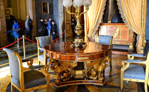 reggia di caserta stanza da letto di re francesco ii arredi mobili tavolo sedie poltrone stile impero bronzi dorati mogano
