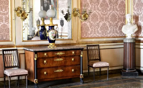 Reggia di Caserta stanza di ferdinando iv e maria isabella comò arredi - arte decorativa - decorative arts