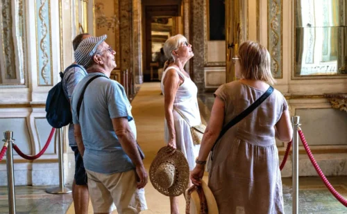Delle persone stanno facendo una visita guidata alla Reggia di Caserta - (Some people are taking a guided tour of the Royal Palace of Caserta)