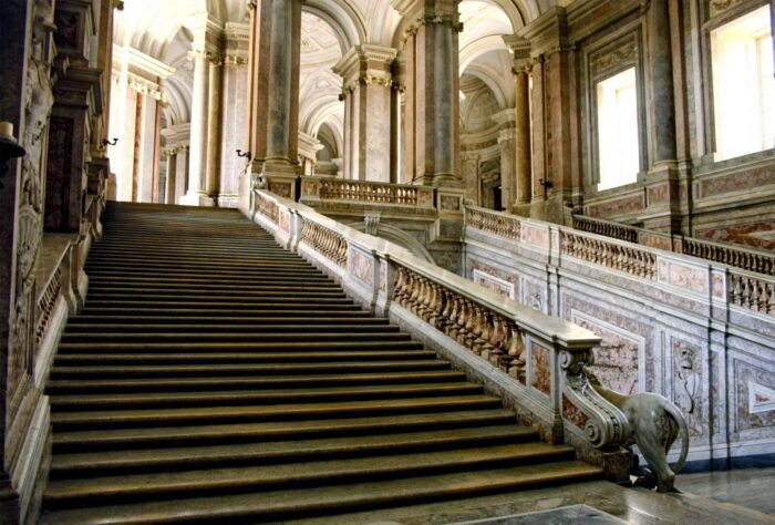 Reggia di Caserta scalone d'onore vista laterale