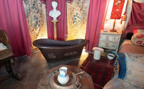 seconda stanza da letto con vasca da bagno antica stanza da letto - Palazzo Mondo a Capodrise Provincia di Caserta