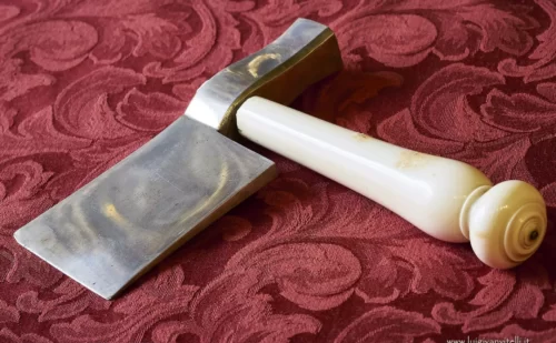 strumenti originali della cerimonia della posa della prima pietra della Reggia di Caserta ascia