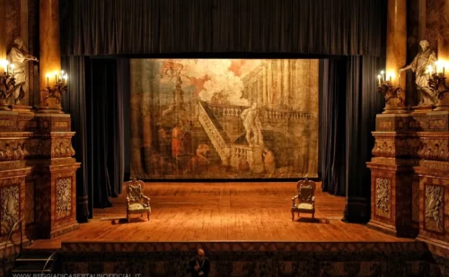 Il proscenio. Il fondale del 700 è stato restaurato anni fa grazie ad una donazione di Tom Cruise quando venne a girare il film Mission Impossible III.