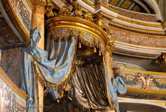 Reggia di Caserta teatro di corte dettaglio del parco reale con la scultura della fama