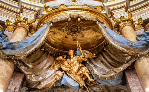 teatro di corte della Reggia di Caserta - scultura della fama nel palco reale